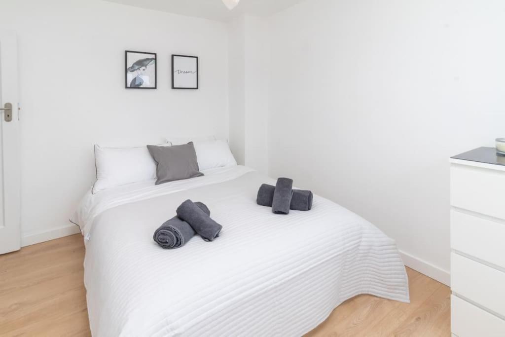 Apartamento Modern - Accommodates 6 - Private Parking - 15min To Bridge, Eye And Charing Cross *